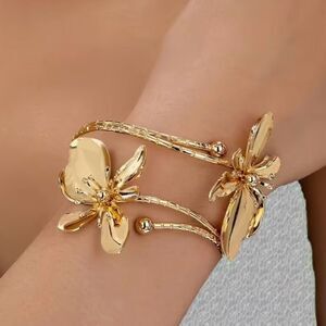 💛 NEW Unique Elegant Gold Floral Bracelet 💛